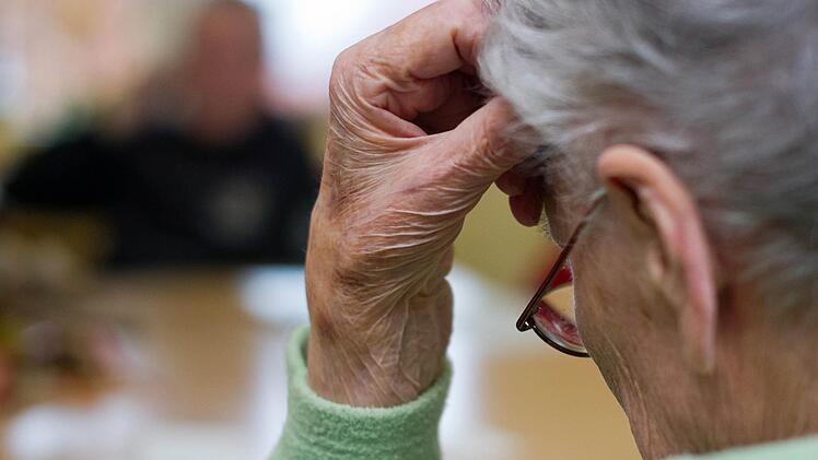 Der 81 Jahre alte Bewohner eines Pflegeheims im Landkreis Kronach wurde von seiner Tochter bitter hintergangen: Sie hat ihre Kontovollmacht missbraucht, um ihm fast 25 000 Euro zu stehlen.  Symbolbild: Patrick Pleul/dpa
