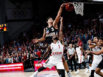 Der überragende Ulmer Aufbauspieler Kilian Hayes blockt Paris Lee 29 Sekunden vor Schluss beim Stand von 78:80 beim Korbleger und verhindert damit, dass Bamberg noch einmal zum Ausgleich kommt. Foto: Daniel Löb