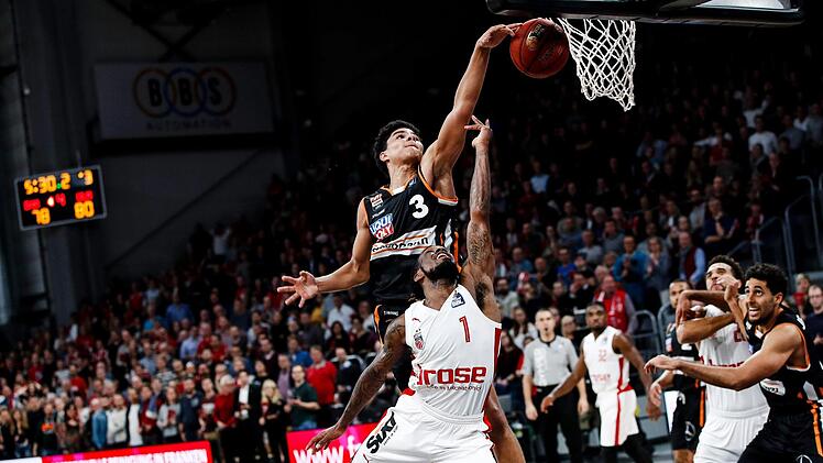 Der überragende Ulmer Aufbauspieler Kilian Hayes blockt Paris Lee 29 Sekunden vor Schluss beim Stand von 78:80 beim Korbleger und verhindert damit, dass Bamberg noch einmal zum Ausgleich kommt. Foto: Daniel Löb