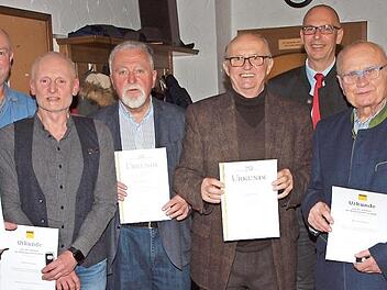 Vorsitzender Bernd Legal (rechts) sowie Landrat Christian Meißner (hinten) bedankten sich bei den Geehrten Marcel Crettaz, Gilbert Holland, Ulrich Nehling, Walter Deininger, Gilbert Bayer und Michael Dinkel (v. l.) für ihre langjährige Treue zum ADAC. Foto: Alfred Thieret