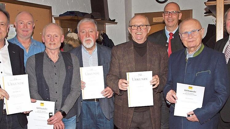 Vorsitzender Bernd Legal (rechts) sowie Landrat Christian Meißner (hinten) bedankten sich bei den Geehrten Marcel Crettaz, Gilbert Holland, Ulrich Nehling, Walter Deininger, Gilbert Bayer und Michael Dinkel (v. l.) für ihre langjährige Treue zum ADAC. Foto: Alfred Thieret