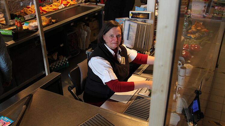 Claudia Seibold arbeitet hinter einer Plexiglasscheibe, die gestern bei Edeka  in Adelsdorf  als Anti-Virusschutz an den Kassen montiert wurden. "Etwas ungewohnt noch. Aber gute Idee", sagt  sie. Foto: Christian Bauriedel