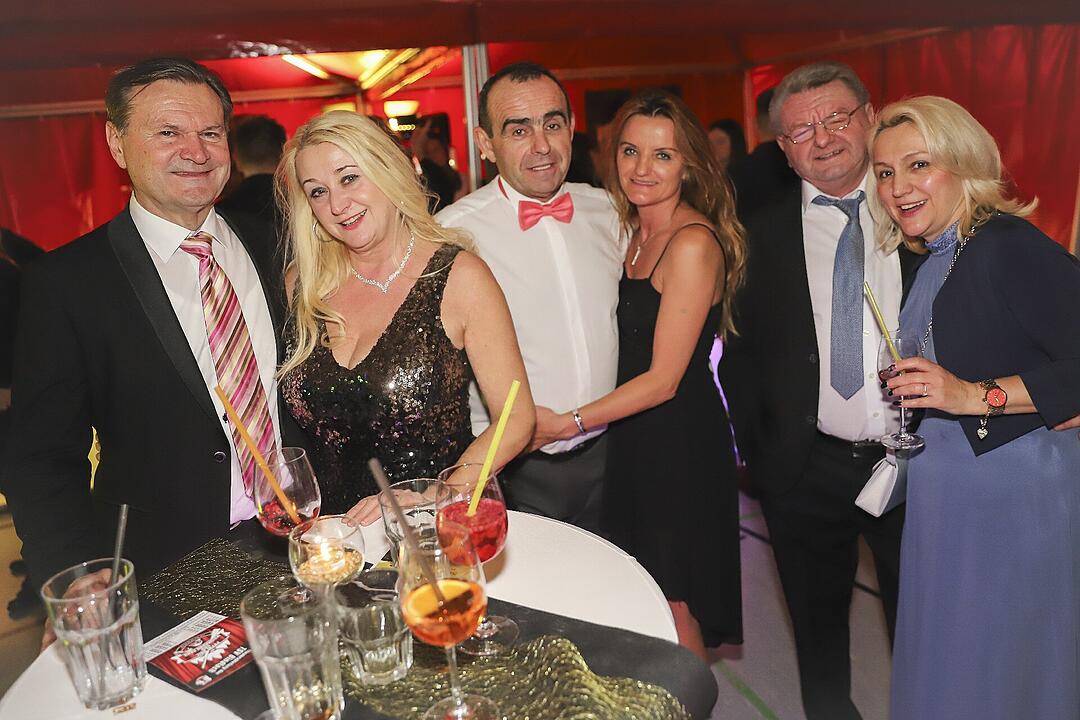 Es wurde in das Jahr 2025 gefeiert.