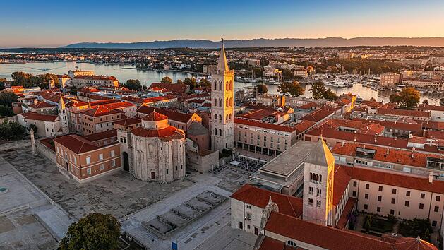 Die kroatische Küstenstadt Zadar ist unter anderem für ihre historische Altstadt bekannt. Es gibt aber auch einige Bars und Clubs, die vor allem im Sommer belebt sind.