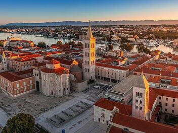 Die kroatische Küstenstadt Zadar ist unter anderem für ihre historische Altstadt bekannt. Es gibt aber auch einige Bars und Clubs, die vor allem im Sommer belebt sind.