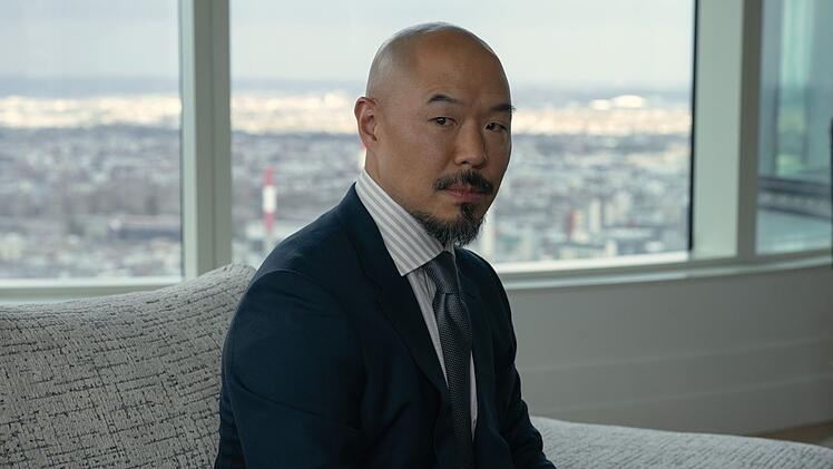 Coops bester Freund Barney Choi (Hoon Lee) kommt ihm auf die Schliche und ist nicht erfreut.