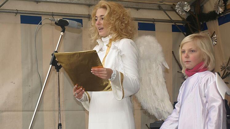 Die Eltingshäuser Dorfweihnacht eröffnete das Christkind (Vanessa Parente) mit Versen