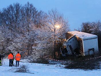 Dieser Sattelzug kam bei Höchstadt von der A3 ab und blieb in der Böschung liegen. Fotos: Andreas Dorsch