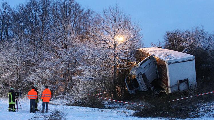 Dieser Sattelzug kam bei Höchstadt von der A3 ab und blieb in der Böschung liegen. Fotos: Andreas Dorsch