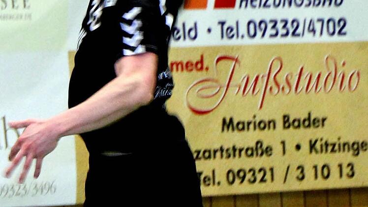 Völlig frei kommt Christian Häckner (TSV Rödelsee) zum Wurf und der Ball landet zum 12:8 im Netz. Foto: Thomas