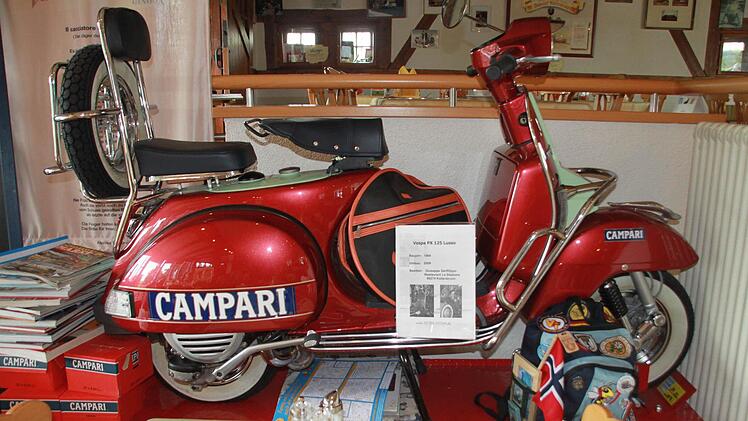 Die Themen-Vespa "Campari" im Restaurant "La Stazione"