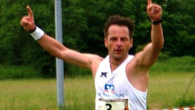 Der Coburger Alexander Finsel riss nach 37:59 Minuten die Arme empor. Eine Klassezeit für den Viertelmarathon. Fotos: Ulrich Zetzmann