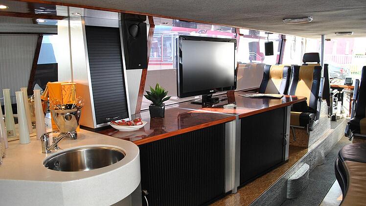 Im Obergeschoss des Busses sind zwei Flachbildschirme aufgestellt. Foto: Sonja Adam