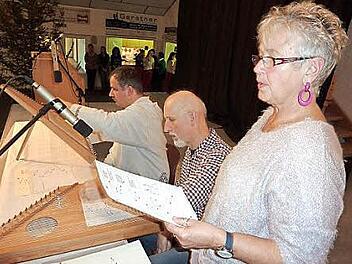 Brunhilde Renk, Jürgen Reuther und Ralph Renk leiteten mit der Veeh-Harfe die Seniorenfeier in der Zecherhalle ein.  Gerd Fleischmann