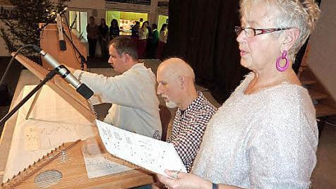 Brunhilde Renk, Jürgen Reuther und Ralph Renk leiteten mit der Veeh-Harfe die Seniorenfeier in der Zecherhalle ein.  Gerd Fleischmann