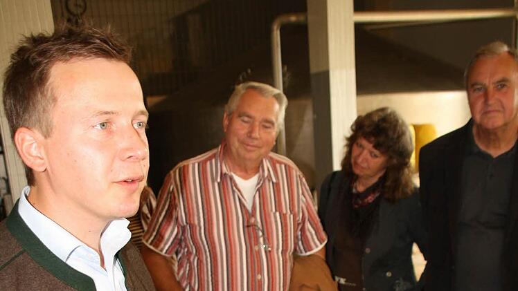 Braumeister Markus Nüchter zeigt die ersten Bestandteile des Bieres, die im Sudkessel aufgekocht werden. Mit dazu gehört Braugerste. Foto:: Paul Ziegler