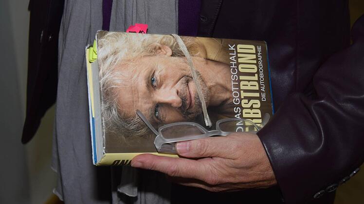 Gotttschalk hat seine Autobiographie "Herbstblond" unter dem Arm. Foto: Ronald Rinklef