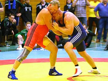 Der Marktleugaster Routinier Andreas Spatschke (links) schaffte im Halbschwergewicht (bis 98 kg) mit einem Kopfhüftschwung einen sehenswerten Schultersieg.  Foto: Monika Limmer