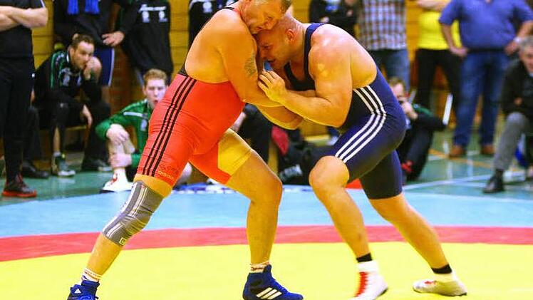 Der Marktleugaster Routinier Andreas Spatschke (links) schaffte im Halbschwergewicht (bis 98 kg) mit einem Kopfhüftschwung einen sehenswerten Schultersieg.  Foto: Monika Limmer