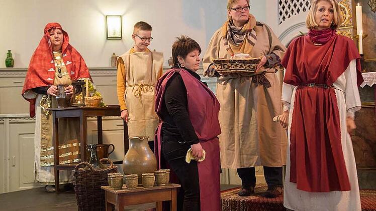 In historischen Gewändern entführte die Laienspielgruppe der evangelischen Kirchengemeinde nach Ephesus. Dort lebten die ersten Christen angefeindet und in großer Abhängigkeit.  Foto: Klaus Gagel