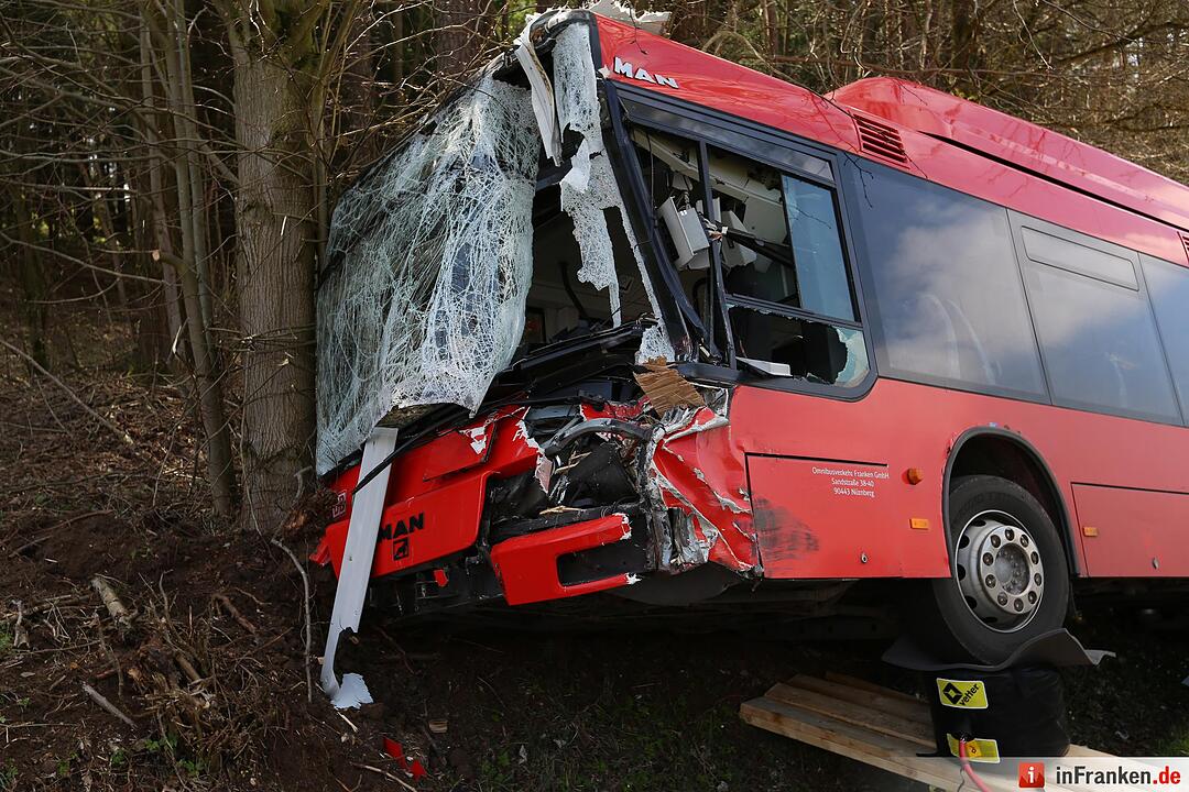 Lkw kracht gegen Schulbus