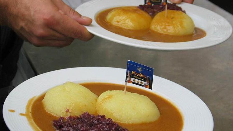 Kloß mit Soß gehört zur fränkischen Küche und schmeckt auch mal ohne Braten. Foto: L. Westermeier