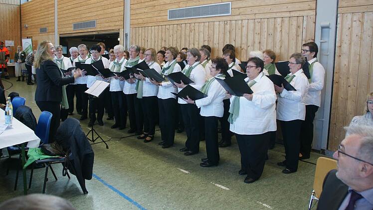 Der Landfrauenchor des BBV unter der Dirigentin Gundrun Kraus er&ouml;ffnete den Landfrauentag musikalisch.