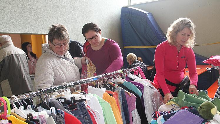 Eindrücke vom Zwillingsbasar in der Moll-Halle     Foto: Gerda Völk