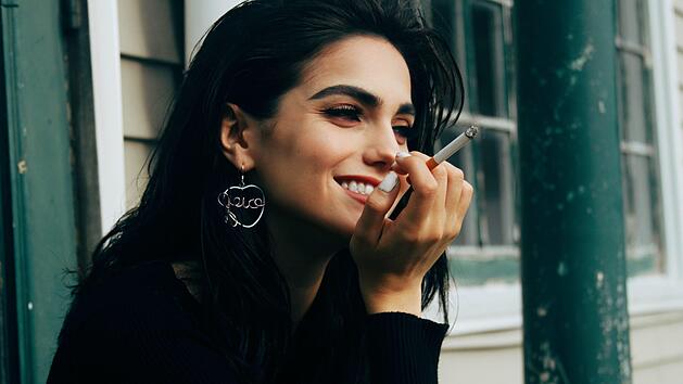 Viele Menschen rauchen au&szlig;erhalb von Partys nicht. Auf Feiern z&uuml;nden sie sich dennoch eine Zigarette an. Symbolbild: Timothy Paul Smith/unsplash.com