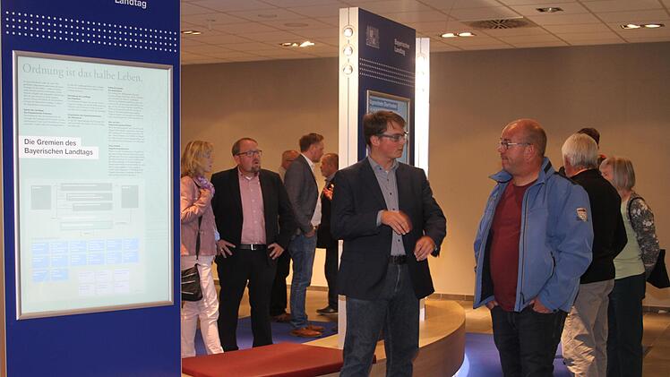 Auf Tafeln wird die Arbeit im Landtag vorgestellt. Foto: Sonny Adam