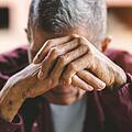 In Schwabach spielte sich ein mehrstündiges Trauerspiel ab: Ein 81-Jähriger musste lange Zeit im Krankenwagen verbringen. Eigentlich wollten die Sanitäter ihn nach überstandenem Aufenthalt in der Klinik heimbringen. Doch dort warteten weder Angehörige noch Freunde. Symbolfoto: mmohock/Adobe Stock