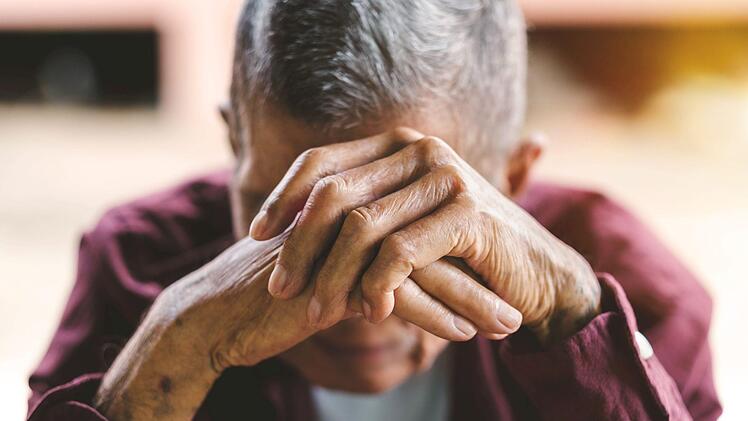 In Schwabach spielte sich ein mehrstündiges Trauerspiel ab: Ein 81-Jähriger musste lange Zeit im Krankenwagen verbringen. Eigentlich wollten die Sanitäter ihn nach überstandenem Aufenthalt in der Klinik heimbringen. Doch dort warteten weder Angehörige noch Freunde. Symbolfoto: mmohock/Adobe Stock