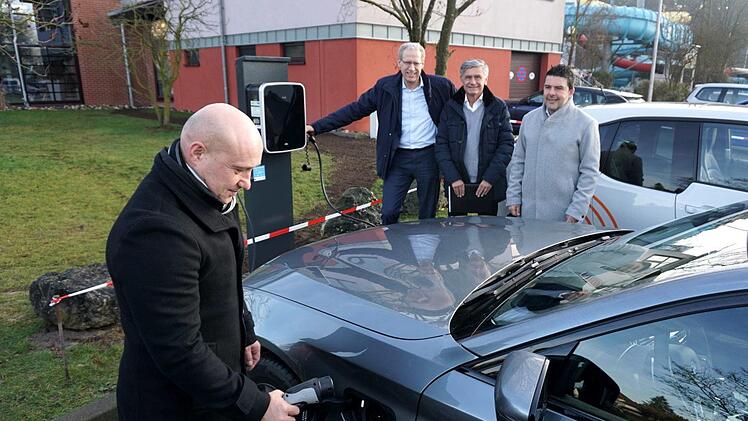 Dietmar Klenk, technischer Leiter der Herzo-Werke, "betankt" den Dienst-BMW des Bürgermeisters, beobachtet von German Hacker, Jürgen Bauer und Patrick Geiger, dem Leiter der Herzo-Bäder- und Verkehrs-GmbH (v. l.).     Foto: Richard Sänger