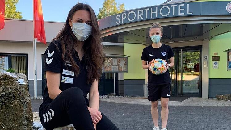 Ein Trainingslager unter besonderen Umständen erleben in diesen Tagen die Poppenrotherin Leonie Kreil (vorne) und die Auraerin Annika Graser (im Hintergrund), die mit dem FF USV Jena um den Klassenerhalt in der Frauenfußball-Bundesliga spielen. Foto: privat