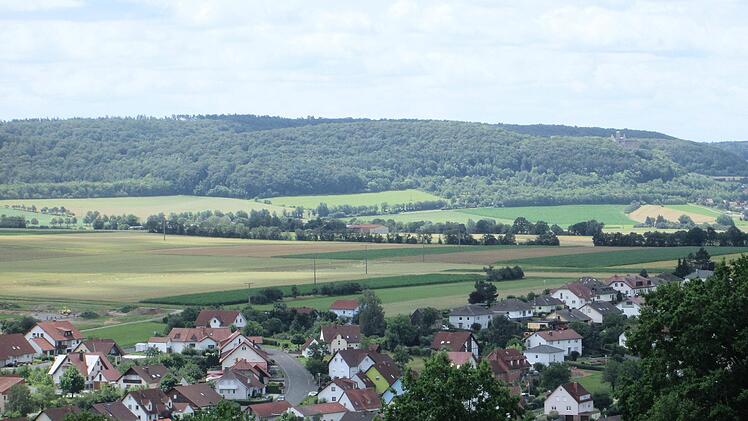 Der Gleitschirm-Flugverein "Saaletal" will sein Revier ausdehnen und plant dafür Starts an der Ruine Aura. Der Vereinsvorsitzende stellte seine Pläne in der Ratssitzung vor.Winfried Ehling