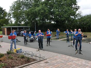 Mit einem Standkonzert vor dem Awo-Senioren-Wohnpark "Rosengarten" in Neuenmarkt sorgte der Musikverein Ludwigschorgast für eine willkommene Abwechslung im Alltag der Bewohner.privat