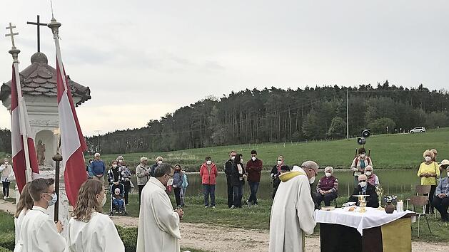 An der Ailersbacher Flurmarter trafen die Teilnehmer der Bittprozessionen aus Sterpersdorf und H&ouml;chstadt zum gemeinsamen Gottesdienst mit Pastoralreferent Christian Lauger und Stadtpfarrer Kilian Kemmer zusammen.