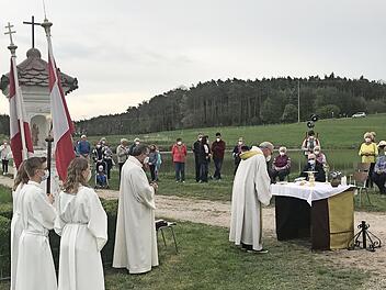 An der Ailersbacher Flurmarter trafen die Teilnehmer der Bittprozessionen aus Sterpersdorf und Höchstadt zum gemeinsamen Gottesdienst mit Pastoralreferent Christian Lauger und Stadtpfarrer Kilian Kemmer zusammen.
