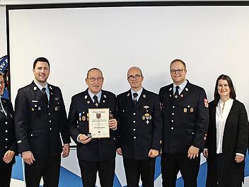 Bei der Freiwilligen Feuerwehr Ebermannstadt wurde Johann Beyer für seine großen Verdienste geehrt (v. l.): Andrea Modsching, Benjamin Steinlein, Ehrenkommandant Johann Beyer, Rolf Kutter, Kevin Lang, Christiane Meyer und Rainer Schmeußer.