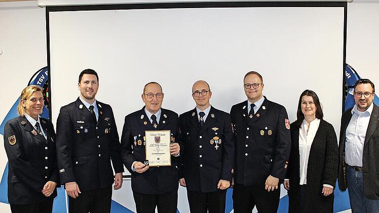 Bei der Freiwilligen Feuerwehr Ebermannstadt wurde Johann Beyer für seine großen Verdienste geehrt (v. l.): Andrea Modsching, Benjamin Steinlein, Ehrenkommandant Johann Beyer, Rolf Kutter, Kevin Lang, Christiane Meyer und Rainer Schmeußer.