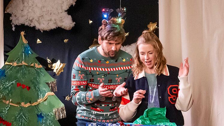 Bodo Hartmann (Steve Windolf) und Liz Schott (Christine Eixenberger) ahnen nicht, was dieses Weihnachtsfest f&uuml;r eine unglaubliche &Uuml;berraschung f&uuml;r sie bereit h&auml;lt.