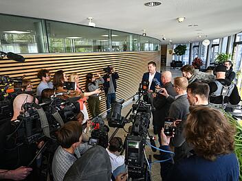 Sven Schulze spricht nach CDU-Fraktionsversammlung vor der Presse