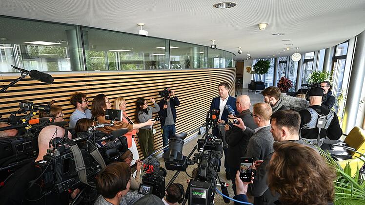 Sven Schulze spricht nach CDU-Fraktionsversammlung vor der Presse