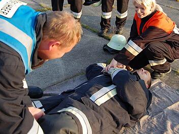 Im Griff: Die stabile Seitenlage will geübt sein. Fotos: Günther Straub