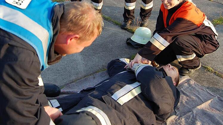 Im Griff: Die stabile Seitenlage will geübt sein. Fotos: Günther Straub