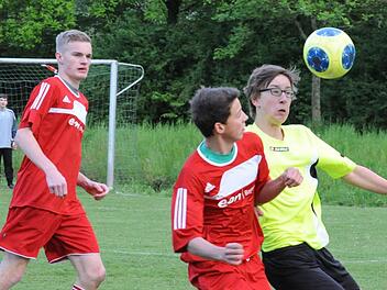 Schulter an Schulter: Ins Kopfball-Duell gehen der Hammelburger Immanuel Giesewetter (rechts) und Thundorfs Jannik Scheuring. Aufmerksamer Beobachter ist SG-Kicker Stefan Guthardt. Foto: Hopf