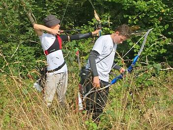 Bei einem Lauf durch Berg und Tal mussten die jungen Bogenschützen auf jeweils 24 Scheiben schießen. Foto: Heike Schultz