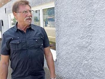 Nicht nehmen ließ es sich Jens Kubon, einen Blick auf sein Elternhaus an der Lippastraße 2 zu werfen und etwas in Erinnerungen zu schwelgen. Foto: Klaus-Peter Wulf