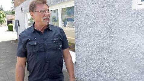 Nicht nehmen ließ es sich Jens Kubon, einen Blick auf sein Elternhaus an der Lippastraße 2 zu werfen und etwas in Erinnerungen zu schwelgen. Foto: Klaus-Peter Wulf