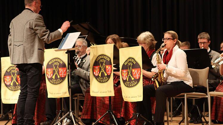 Der Musikverein Höfles-Vogtendorf spielte unter der Leitung von Jürgen Fischer gekonnt auf.  Foto: Michael Wunder